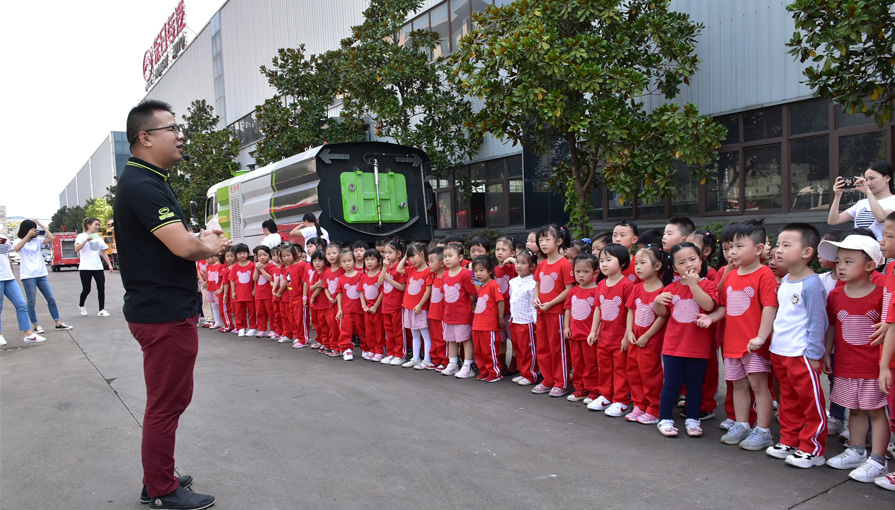 隨州外國語學校師生蒞臨新東日專汽學習專用汽車